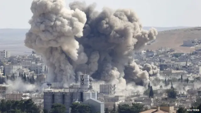 叙利亚科巴尼市楼房冒出浓烟