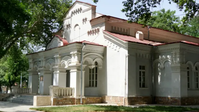 بنيت كنيسة القديس جورج عام 1882 في عهد القيصر الروسي، وأغلقت خلال الحملة التي أطلقها الزعيم السوفييتي نيكيتا خروتشوف ضد المظاهر الدينية.