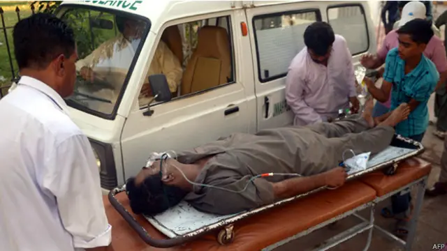 يسعى الاطباء لانقاذ حياة 22 شخصا اصاباتهم خطرة