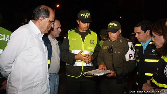 Alcalde de Cali, Rodrigo Guerrero, con miembros de la policía.