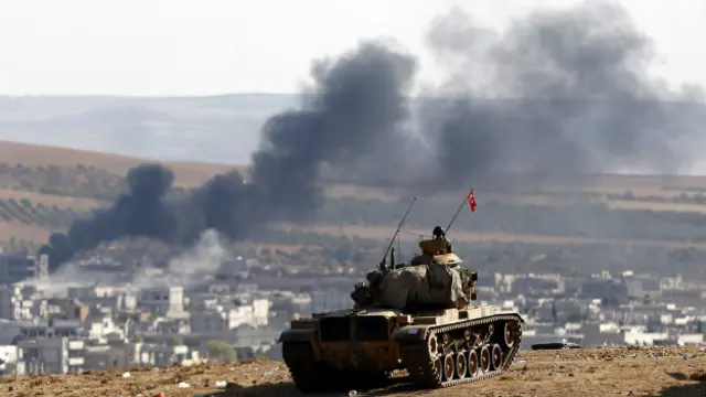 تانک ترکیه در آنسوی مرز ناظر درگیری های کوبانی