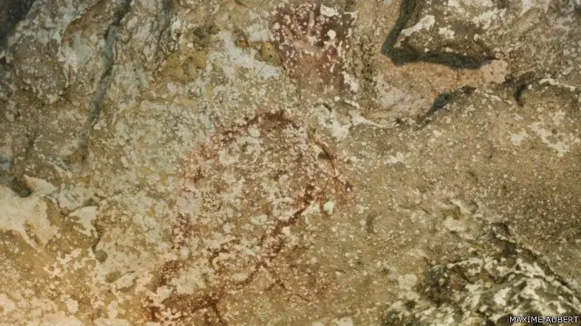 في الجزء العلوي من اللوحة البالية يوجد رسم خافت ليد الإنسان