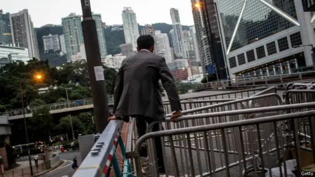 Rào chắn vẫn còng trên đường phố Hong Kong hôm 8/10