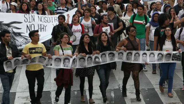 اكد شهود انهم رأوا عشرات الطلاب يتم اقتيادهم في سيارات الشرطة بعد ذلك الى وجهة غير معروفة