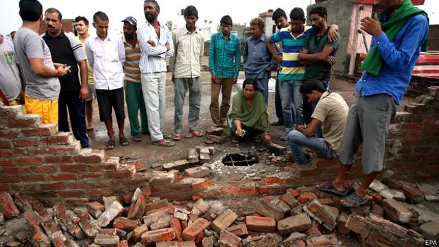 सीमा पार से की गई गोलीबारी में एक घर की छत पर हुआ छेद
