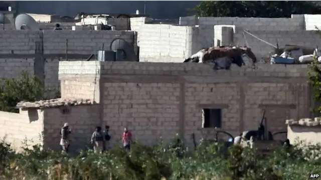 Các tay súng được cho là thuộc IS bên trong thị trấn Kobane