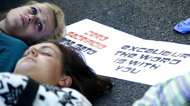 एक्सकैलिबर के समर्थन में प्रदर्शन करते पशु अधिकार कार्यकर्ता