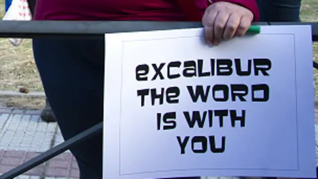 मैड्रिड में एक्सकैलिबर के समर्थन में प्रदर्शन करते पशु अधिकार कार्यकर्ता