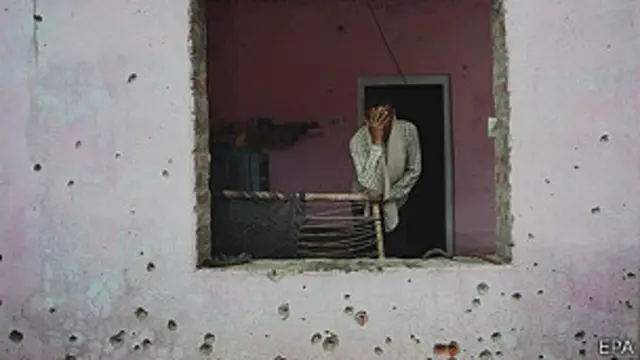 कश्मीर में भारत और पाकिस्तान के बीच हुई गोलाबारी में क्षतिग्रस्त घर