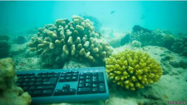 Teclado en el fondo marino