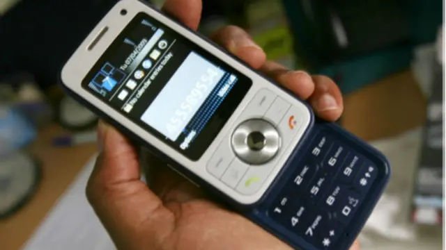 Seorang perempuan Inggris mengaku sangat terkejut ketika mendapat pesan pendek atau SMS dari nomor neneknya yang sudah meninggal dunia