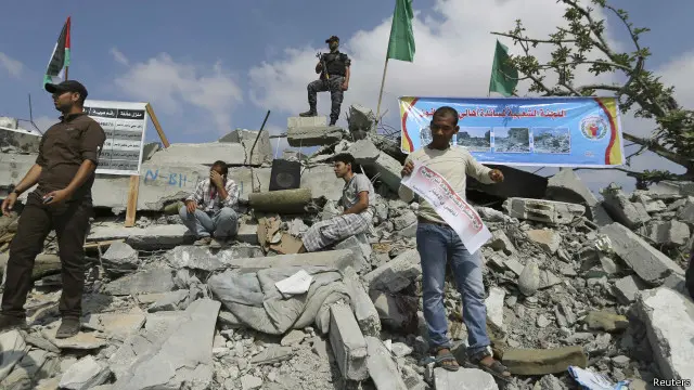 زار رئيس الوزراء الفلسطيني أحياء تضررت من الحرب الإسرائيلية في غزة. 