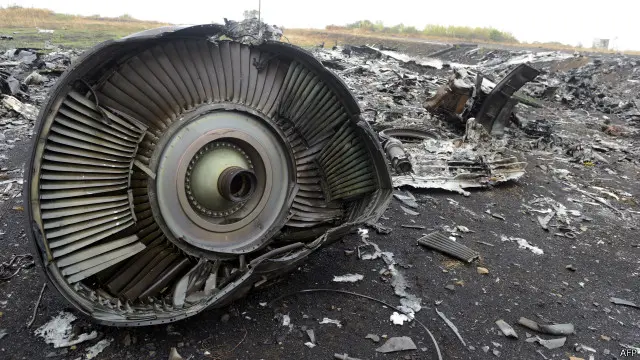 طیارے کے بارے میں ماہرین کا کہنا ہے کہ یہ فضا میں ہی پھٹ گیا تھا جس کے بارے میں مسافروں کو پتہ نہیں ہو سکتا