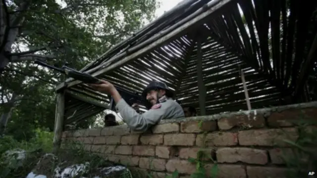 راپورونه وايي د دواړو خواوو د ځواکونو د ډزو په پایله کې لږ تر لږه ۱۹ کسان وژل شوې دي.