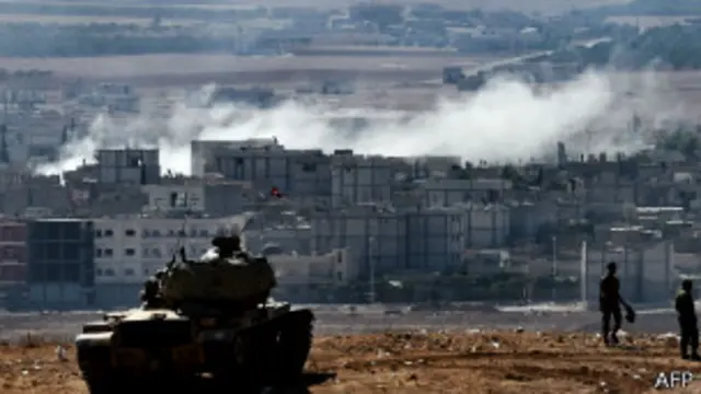 ကိုဘာနီ မြို့အနီး နယ်စပ်မှာ တူရကီ တင့်ကားတွေ ချထား