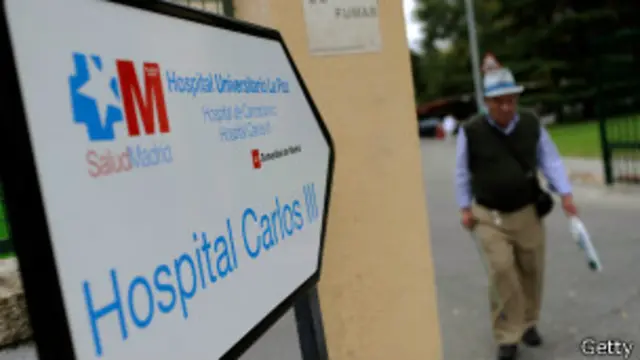 Otras seis personas se encuentras aisladas dentro del Hospital Carlos III de Madrid.