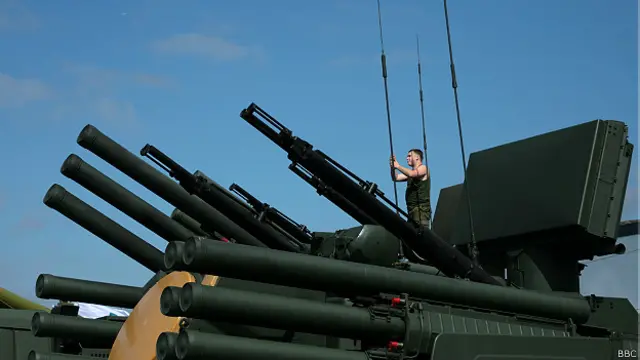 Солдат чистит антенну на зенитном комплексе