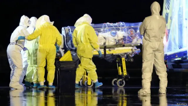 Медики в костюмах биозащиты 