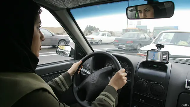 Женщина водитель такси в Тегеране