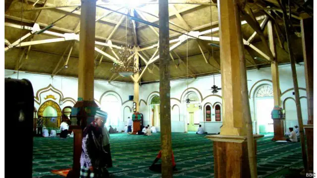 Suasana di dalam masjid Agung di kota Malang. Masjid-masjid yang dikelola NU dan Muhammadiyah sulit disusupi kelompok ISIS, kata pengamat.