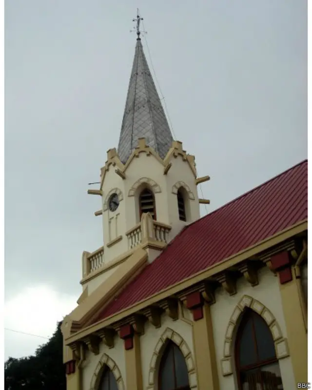 Letak gereja GPIB Immanuel berdekatan dengan masjid Agung di kota Malang.