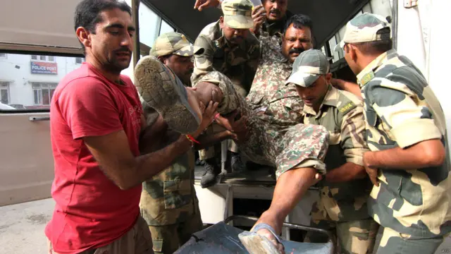 ورکنگ باؤنڈری اور لائن آف کنٹرول پر فائرنگ اور گولہ باری کا سلسلہ جاری ہے جس میں ابھی تک 19 افراد ہلاک ہو چکے ہیں۔ ہلاک ہونے والوں میں آٹھ بھارتی شہری اور 11 پاکستانی شامل ہیں۔