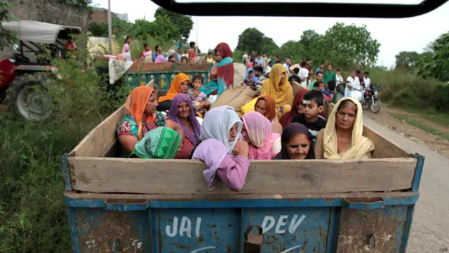 بھارت کے زیر انتظام کشمیر سے پچاس کلومیٹر کے فاصلے پر سامبا ڈسٹرکٹ سے لوگ نقل مکانی کر رہے ہیں۔ 