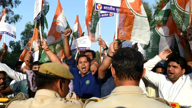 بھارت کے دارالحکومت دہلی میں پولیس دہلی یوتھ کانگریس کے اراکین کو پاکستانی ہائی کمیشن کی جانب جانے سے روک رہی ہے۔ 