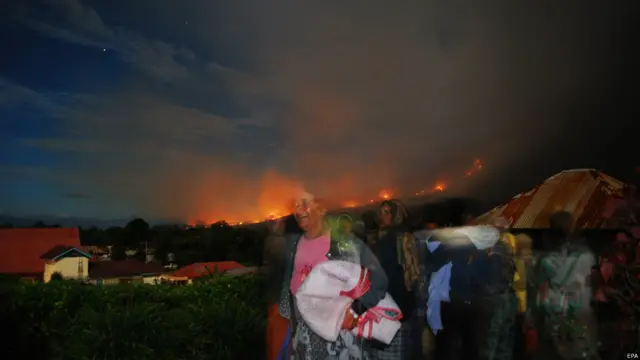 Warga Gunung Sinabung mengungsi