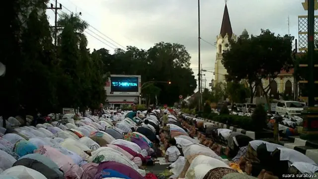 Peserta sholat Idul Adha di Masjid Agung Malang meluber sampai di depan Gereja GPIB Immanuel.