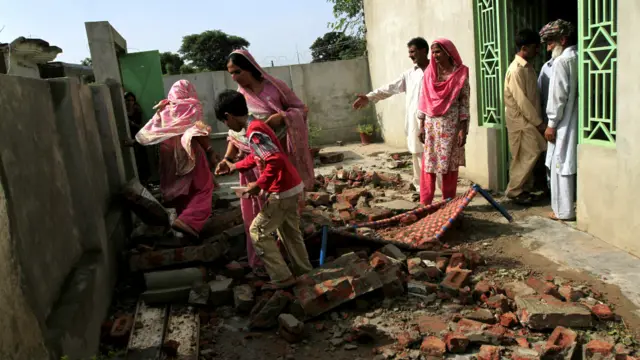 دوسری جانب پاکستان کے علاقے سیالکوٹ میں لوگ بھارت کی جانب سے کی جانے والی شیلنگ سے مکان کو ہونے والے نقصان کا جائزہ لے رہے ہیں۔ 