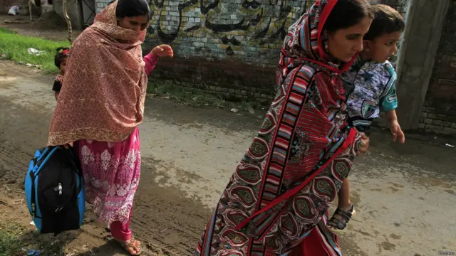 سیالکوٹ کے علاقے دھمالا حکیم والا سے لوگ نقل مکانی کر رہے ہیں۔