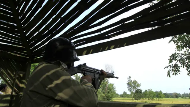 پاکستان کے وزیر دفاع خواجہ آصف نے کہا کہ ’ہم دو ایٹمی ہمسایہ ملکوں کے درمیان سرحدی کشیدگی کو محاذ آرائی میں تبدیل نہیں کرنا چاہتے۔‘ پاکستان بھارت کی کسی بھی جارحیت کا بھرپور جواب دینے کی صلاحیت رکھتا ہے۔