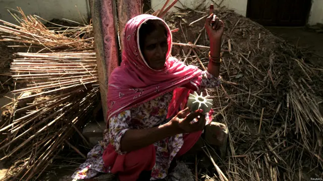 امریکی وزارت خارجہ نے ایک بیان میں کہا ’امریکہ کی کشمیر پالیسی تبدیل نہیں ہوئی ہے۔ امریکہ دوطرفہ مسائل کے حل کی غرض سے مزید مذاکرات کے لیے بھارت اور پاکستان کی حکومتوں کی حوصلہ افزائی جاری رکھے گا۔‘