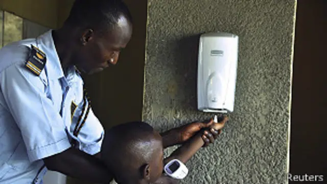 Escolar se desinfecta las manos en Nigeria