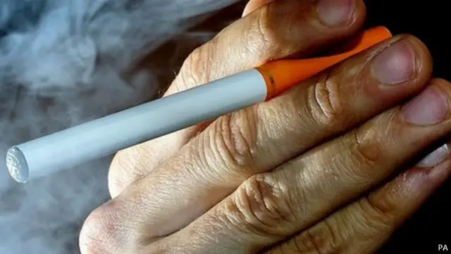 العديد من السجائر الإلكترونية تحدث إضاءة تحاكي التوهج الذي يصدر عن السيجارة التقليدية