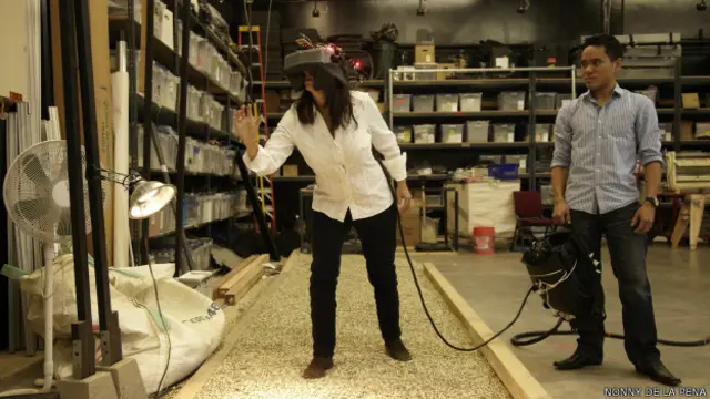 Mujer experimentando una pieza de periodismo de inmersión