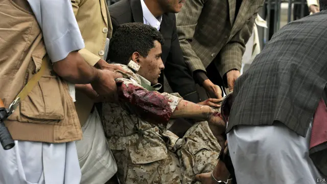 قتل أكثر من 20 جنديا في الهجومين الانتحاريين.