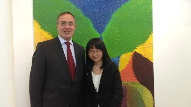 郑平与UCL校长迈克尔·阿瑟教授在展览上