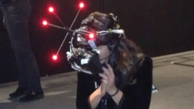 Mujer experimenta pieza de periodismo de inmersión