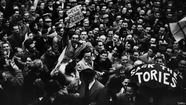 Антивоенная демонстрация на Трафальгарской площади в Лондоне. 1956 год.