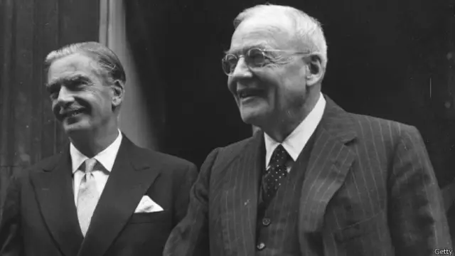 Госсекретарь США Джон Фостер Даллес и премьер-министр Великобритании Энтони Иден. 1956 год.