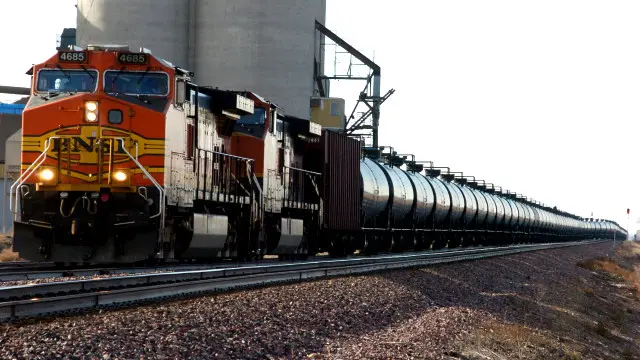 布伦特原油价格在过去两年间降低超过50%。