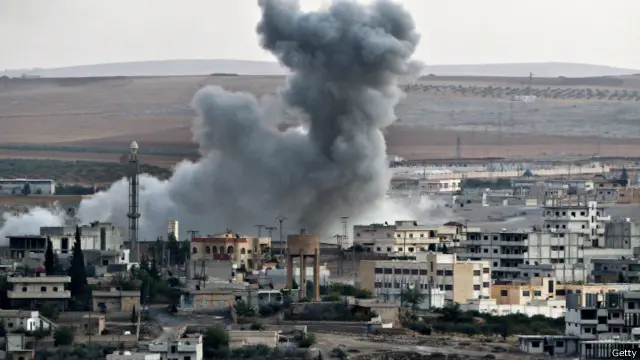 تصاعد الدخان في مدينة كوباني السورية الواقعة على الحدود مع تركيا