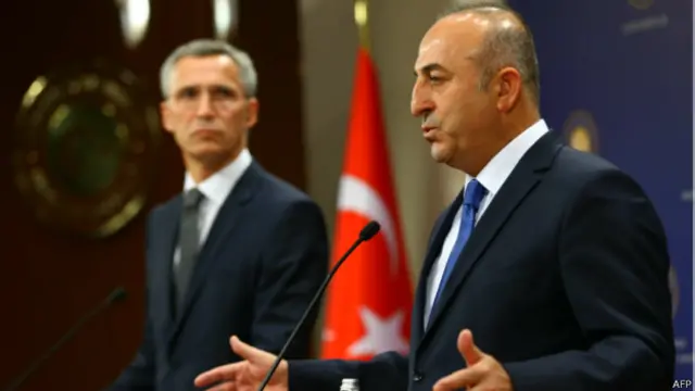 Мевлют Чавушоглу (справа) и Йенс Столтенберг