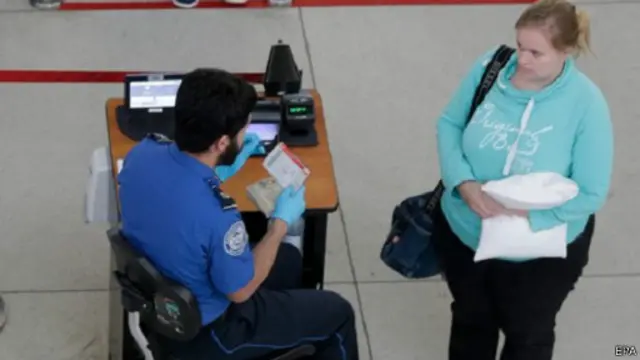 أكد خبراء أنه لا جدوى من فحص القادمين من المناطق الموبوؤة ما لم تظهر عليهم الأعراض