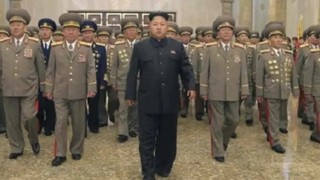 Tháng 7/2014 ông Kim Jong-un xuất hiện trong một buổi lễ với dáng đi 'tập tễnh'