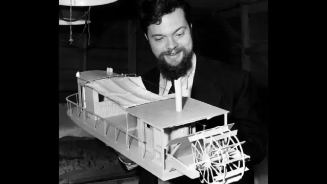Orson Welles era tido como um garoto prodígio do rádio e do teatro no começo dos anos 1940. A RKO Pictures se propôs a bancar os dois primeiros filmes dirigido por Welles sem interferência na edição, desde que ele não ultrapassasse o orçamento. Seu primeiro projeto era adaptar o livro "Coração das Trevas", de Joseph Conrad. Welles seria o narrador do filme, Marlow, que só apareceria nas cenas iniciais em um jogo de sombras e espelhos. A câmera seria sempre focada no ponto de vista de Marlow. Mas Welles não obedeceu o orçamento, e o projeto fracassou. Em seu lugar, Welles trabalhou em "Cidadão Kane".