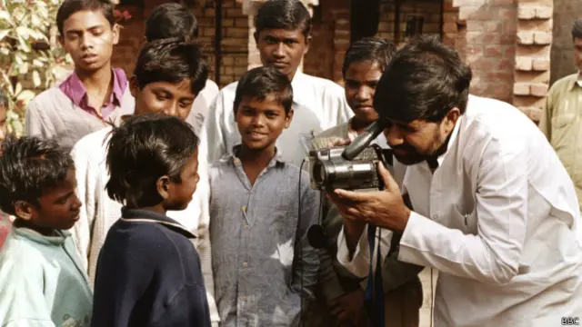 Kailash Satyarthi bersama anak-anak yang diselamatkannya dari perburuhan anak.