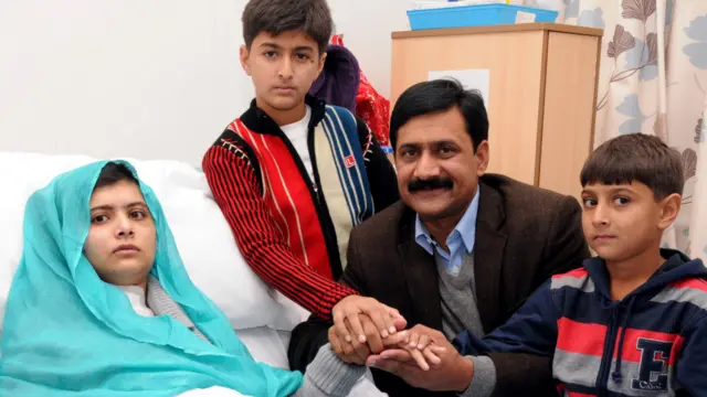 حکومت پاکستان نے ملالہ یوسفزئی کے خاندان کو برطانیہ منتقل کرنے میں ان کی مدد کی۔ حکومت پاکستان نے ملالہ کے والد ضیا الدین کو برمنگھم کے قونصل خانے میں ملازمت دی۔